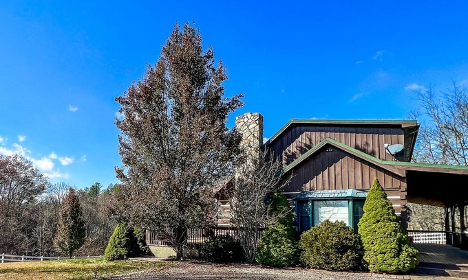 Grassy Creek Cabin | Cozy Cabin Retreat with Spa and Hot Tub Amenities
