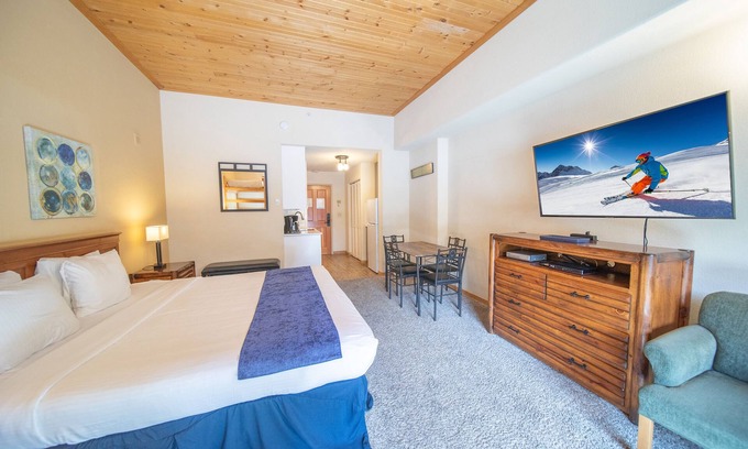 Mountain House Condo | Inviting Studio Retreat with Pool & Spa in Central Location