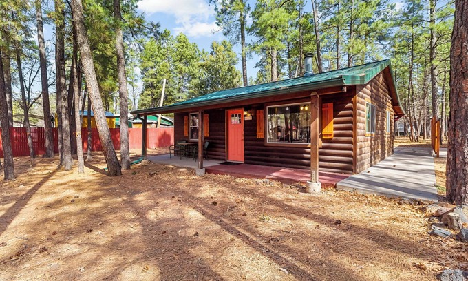 Pinetop-Lakeside Cabin | Cozy updated 2-bedroom cabin in White Mountains