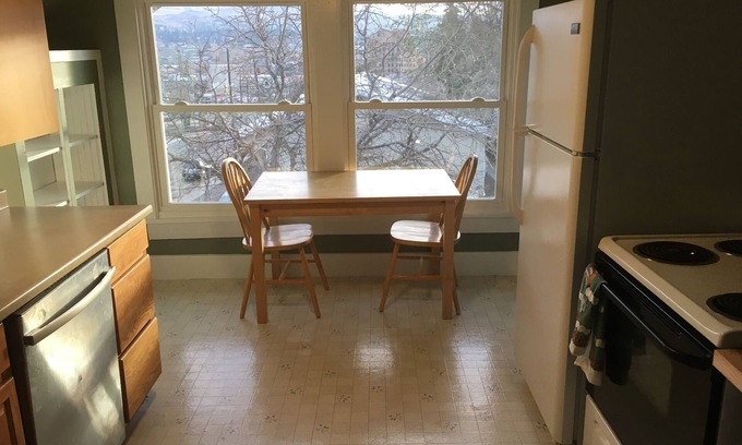 Wenatchee Apartment | Inviting 2-Bedroom Apartment with Spa in Downtown Wenatchee