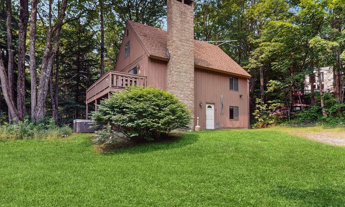 West Dover House | Cozy upper unit duplex, close to Mt Snow w/balcony, bbq, fireplace, kitchen