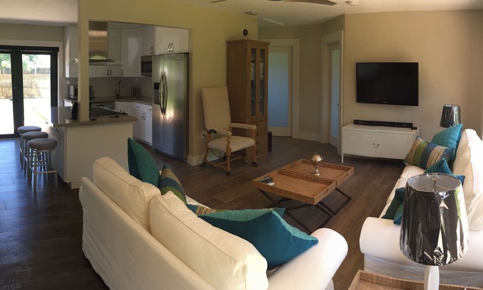 Boca Raton House | Pet-Friendly East Boca House with Spa & Breakfast Amenities
