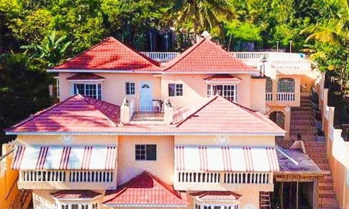 Mandeville House | Comfortable Apartment for Two with Scenic Views Awaiting You