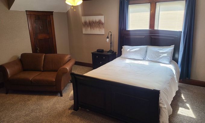 Carthage Apartment | Inviting Upstairs Bungalow with Kitchen & Great Reviews