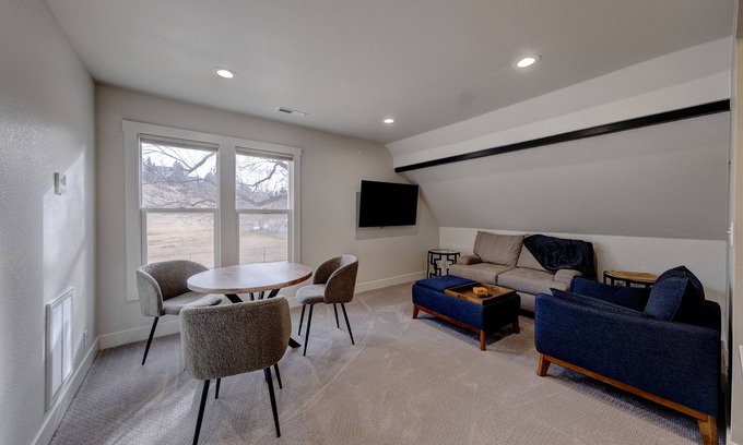 Sheridan Apartment | Cozy Fully Remodeled 1-Bedroom with Spa and Hot Tub