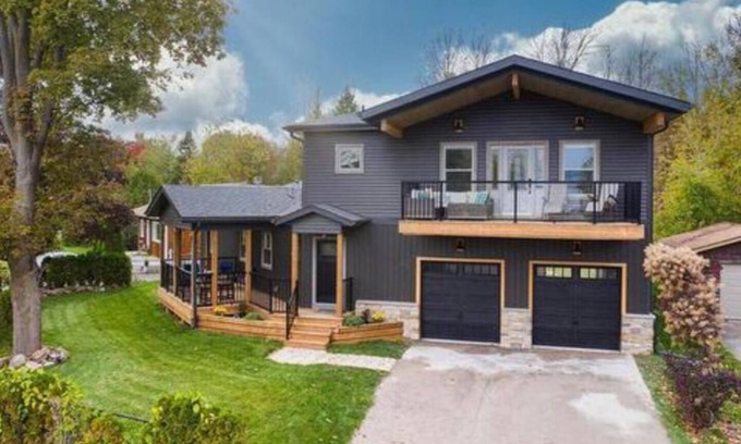 Innisfil House | Inviting 2-Bedroom Suite with Balcony and Ocean View
