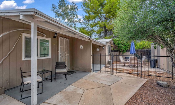 Rincon Heights Apartment | Cozy 2BR Oasis: Steps to UofA & Exciting Gem Show