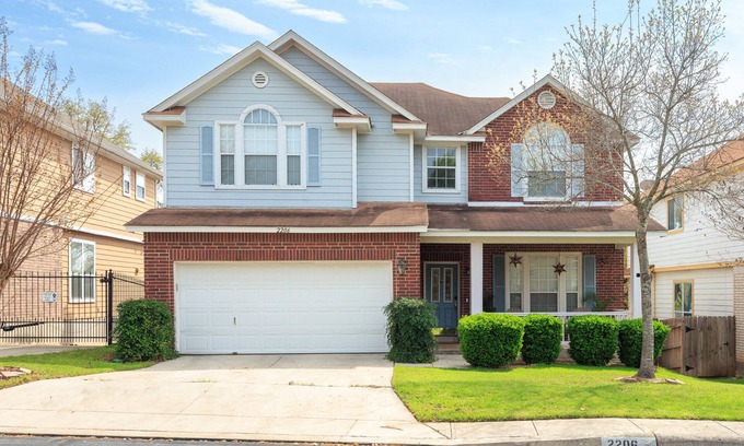 North San Antonio - SAT House | Cozy Urban Retreat with Spa and Family-Friendly Amenities
