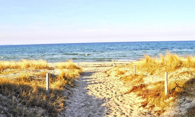 Breege Apartment | Charming Oceanfront Apartment by the Harbor - FeWos am Hochzeitsberg