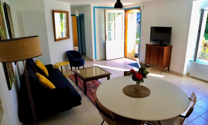 Pouldergat Cottage | Serene Gite for 2-3 with Oceanfront Views and Pool