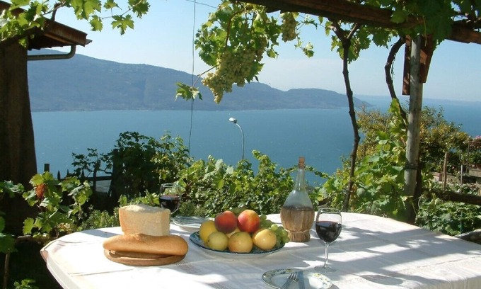 Muslone House | Idyllic Lake View Home with Garden & Patio - Rated 9.8/10