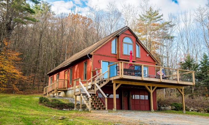 Chester House | WhiSki Cabin: Scenic Mountain Retreat with Spa & Breakfast