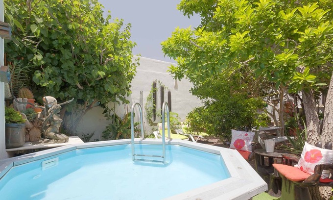 Arona Villa | Cozy Villa Balinés with High-Speed Wi-Fi, Garden, Jacuzzi & Mountain View; Parking Available