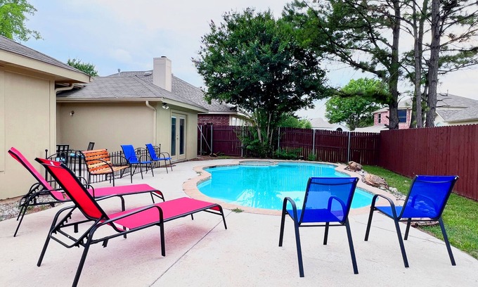Corinth House | Welcoming Retreat with Pool, BBQ & Lake View for 11 Guests
