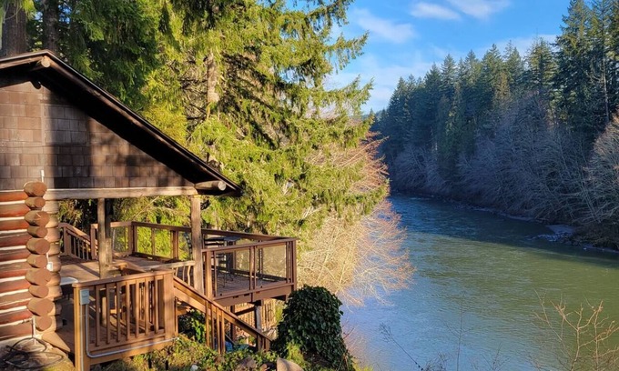 Castle Rock Cabin | Guest Rated 10/10: Riverside Log Cabin with Pet-Friendly Spa