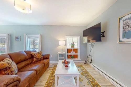 East Durham House | Charming Waterfall BnB: Ideal for Mountain Adventures