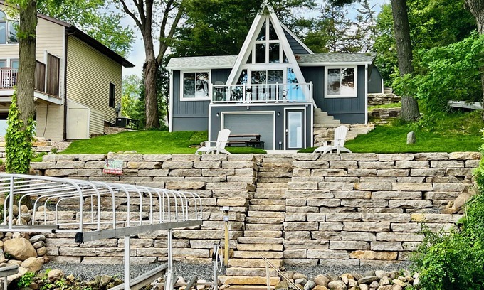 Lodi House | Charming Waterfront Cabin on Sunset Bay - Perfect for All Seasons