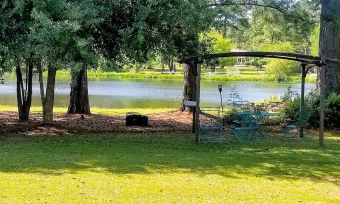 Valdosta House | Charming Waterfront Cottage with Pet-Friendly Amenities