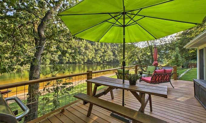 Cotter Cottage | Tranquil Waterfront Cottage with Spa & Breakfast on White River