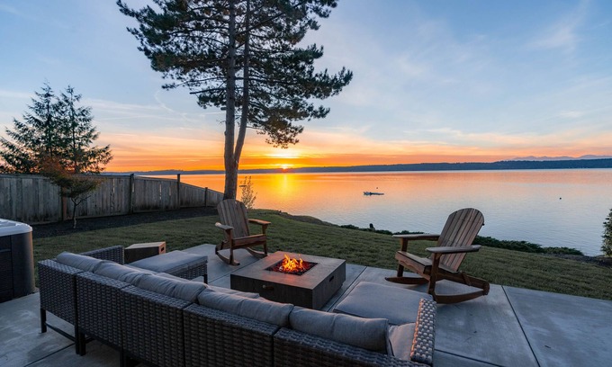 Gig Harbor House | Inviting Waterfront Retreat with Hot Tub and Kayak Access