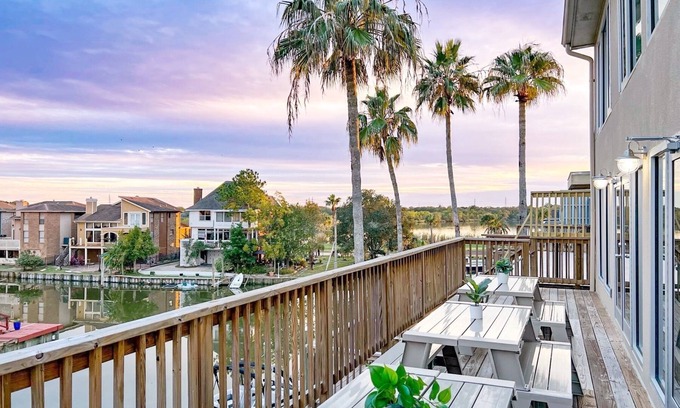 Nassau Bay House | Cozy Waterfront I Fish Game Kayak I King 5BR House NASA