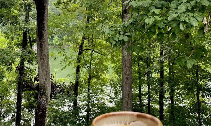 Mammoth Cave House | Inviting Waterfront Lake Home Near Mammoth Cave