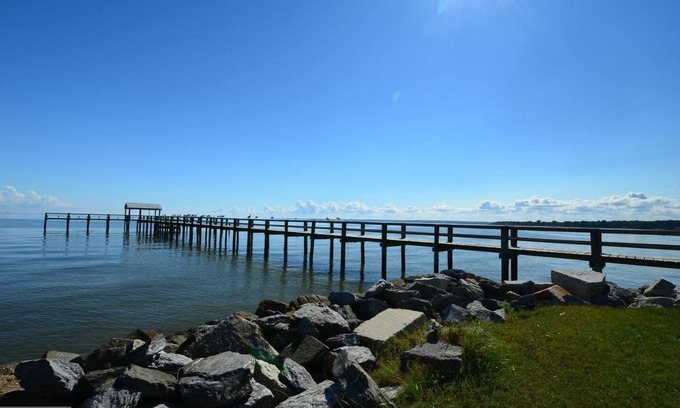 Cape Anne Cottage | Beautiful Waterfront Beach Cottage Steps from Chesapeake Bay