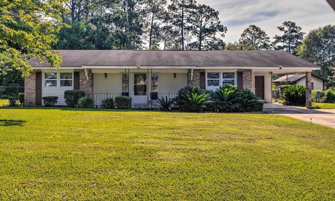 Waycross House | Cozy Waycross House with Spa, Breakfast & Screened Patio