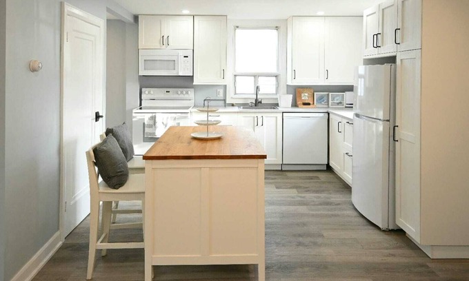 York Regional Municipality House | Cozy Weekend Retreat with River Creek and Spa Amenities