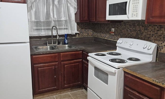 Williamsbridge Apartment | Welcoming Stay for Families Seeking Comfort and Joy