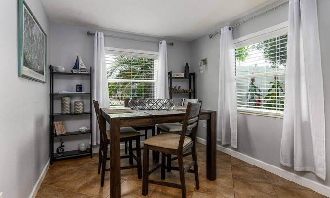 Sun Bay South House | Inviting Home in South Tampa with Amazing Backyard Oasis