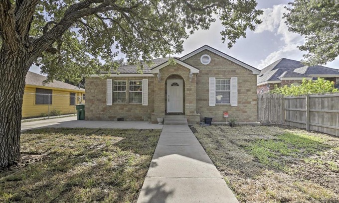 Weslaco House | Cozy Weslaco Retreat with Backyard & Hot Tub Awaits You