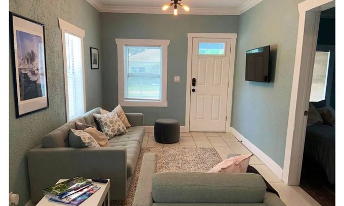 Tampa Cottage | Cozy West Tampa cottage 2 miles from RAY J!