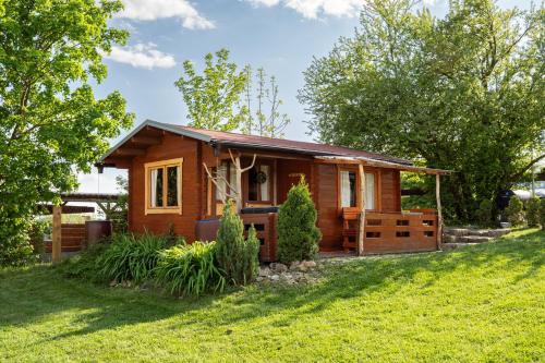 Dremcice Cabin | Charming Farmstay Wood Hut with Pet-Friendly Amenities