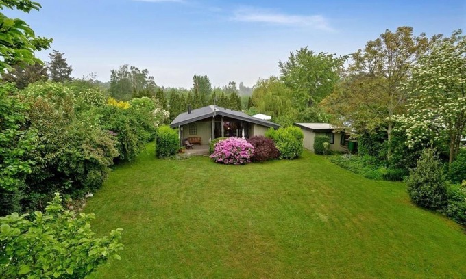 Melby Cottage | Charming Wooden Cottage with Kitchen Near Copenhagen