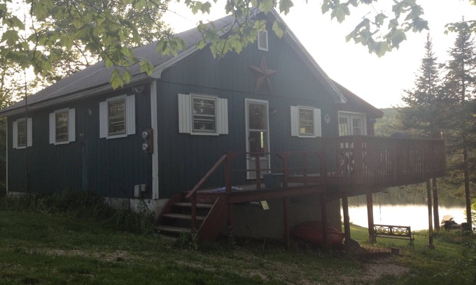 Woodford Cottage | Charming Woodford Lakefront Cottage with Pool & Breakfast