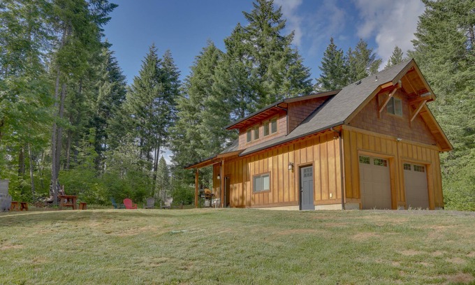 White Salmon Cabin | Tranquil Woodland Cabin with Spa and Family-Friendly Vibes