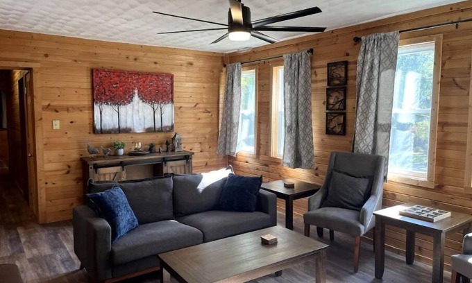 Como House | Inviting Woodland Cabin with Pet-Friendly Fenced Yard