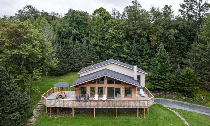 Franklin House | Relaxing 2BR Utopian Retreat with Spa and Pet-Friendly Perks