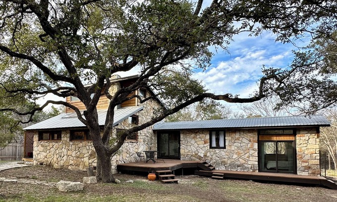 Dripping Springs Cabin | Inviting Woodsy Cabin Retreat, Near Downtown Dripping Springs