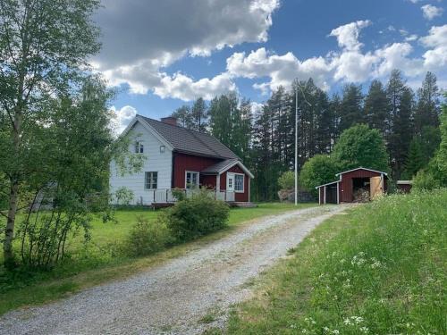 Ramsele House | Charming Zweeds Huis with Fireplace & Large Garden