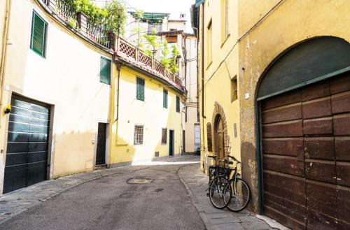 Lucca Historical Center Apartment | Charming CozyBricks: Historic Lucca Apartments with Ocean Views