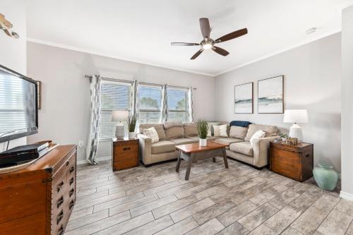 Gulf Shores House | Experience Oceanfront Bliss at Huge West Beach Condo