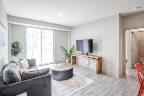 Downtown Cincinnati Apartment | CozySuites at the Banks gym pool 08