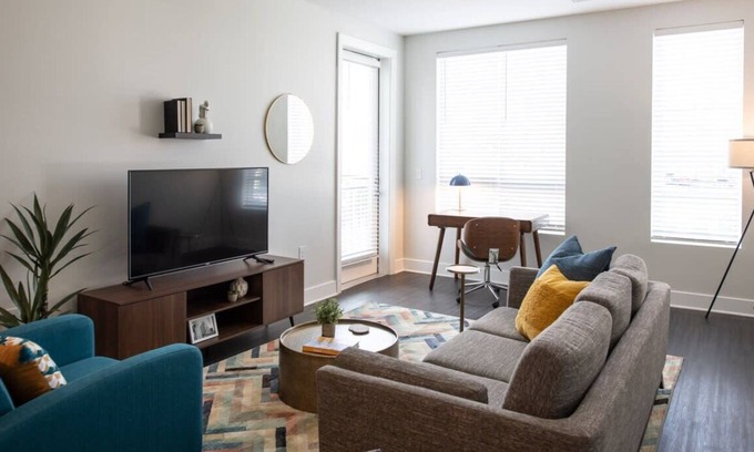 Central Business District Apartment | Pet-Friendly Cozysuites: Luxe 2BR in Downtown Cincinnati