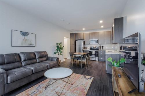 Central Business District Apartment | Cozysuites l Luxe 2BR in Downtown Cincinnati #4