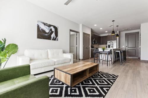 Downtown Phoenix Apartment | Cozysuites PHX RORO Gym Pool Pets Parking #18