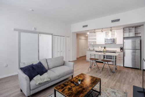 Downtown Cincinnati Apartment | CozySuites Sky Central #4