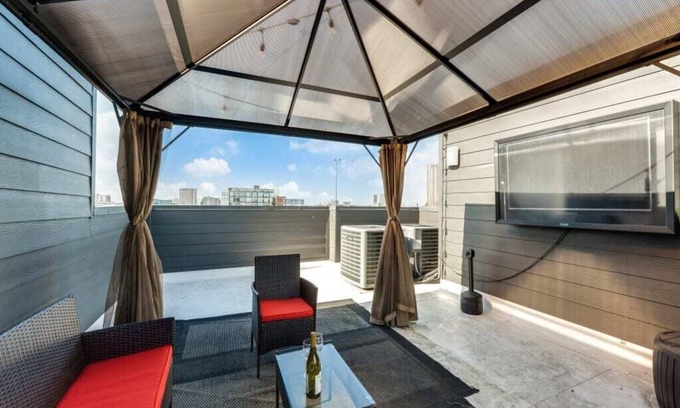 Old East Dallas House | Modern Cozysuites Uptown 3BR with Rooftop Skyline Views
