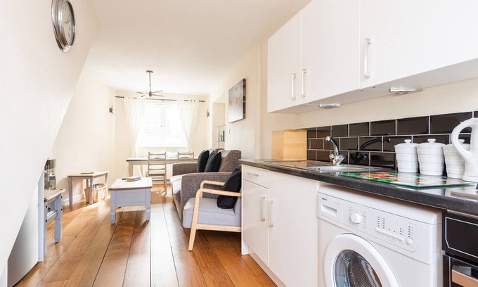 Newquay Cottage | Cozy Crab Cottage with Ocean Views near Mawgan Porth